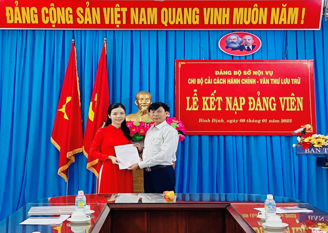 Đ/c Lâm Trường Định, Bí thư Chi bộ trao Quyết định kết nạp Đảng viên