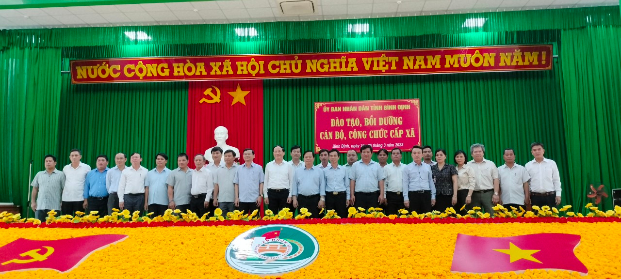 Đồng chí Phạm Anh Tuấn - Chủ tịch UBND tỉnh chụp ảnh lưu niêm với học viên  tại Lớp đào tạo, bồi dưỡng khu vực thị xã An Nhơn