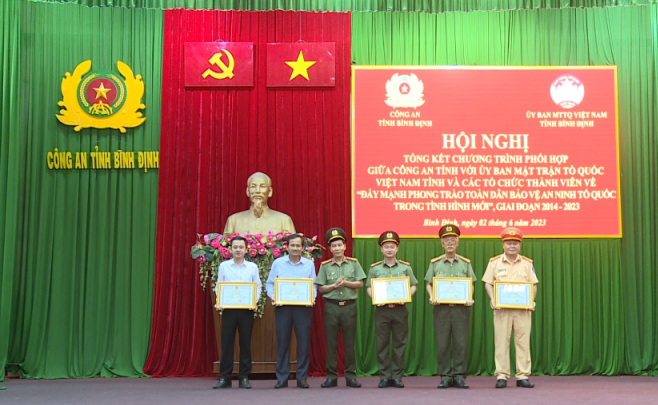 Đồng chí Võ Đức Nguyện, Giám đốc Công an tỉnh trao Bằng khen của Chủ tịch Ủy ban nhân dân tỉnh cho các tập thể, cá nhân tại Hội nghị