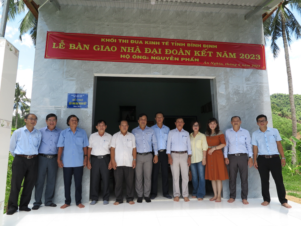 Các thành viên Khối thi đua Kinh tế tỉnh và UBND huyện Hoài Ân, Phòng Lao động- Thương binh và Xã hội huyện Tuy Phước, UBND xã Ân Nghĩa chụp hình lưu niệm Lễ trao nhà cho ông Nguyễn Phấn tại huyện Hoài Ân.