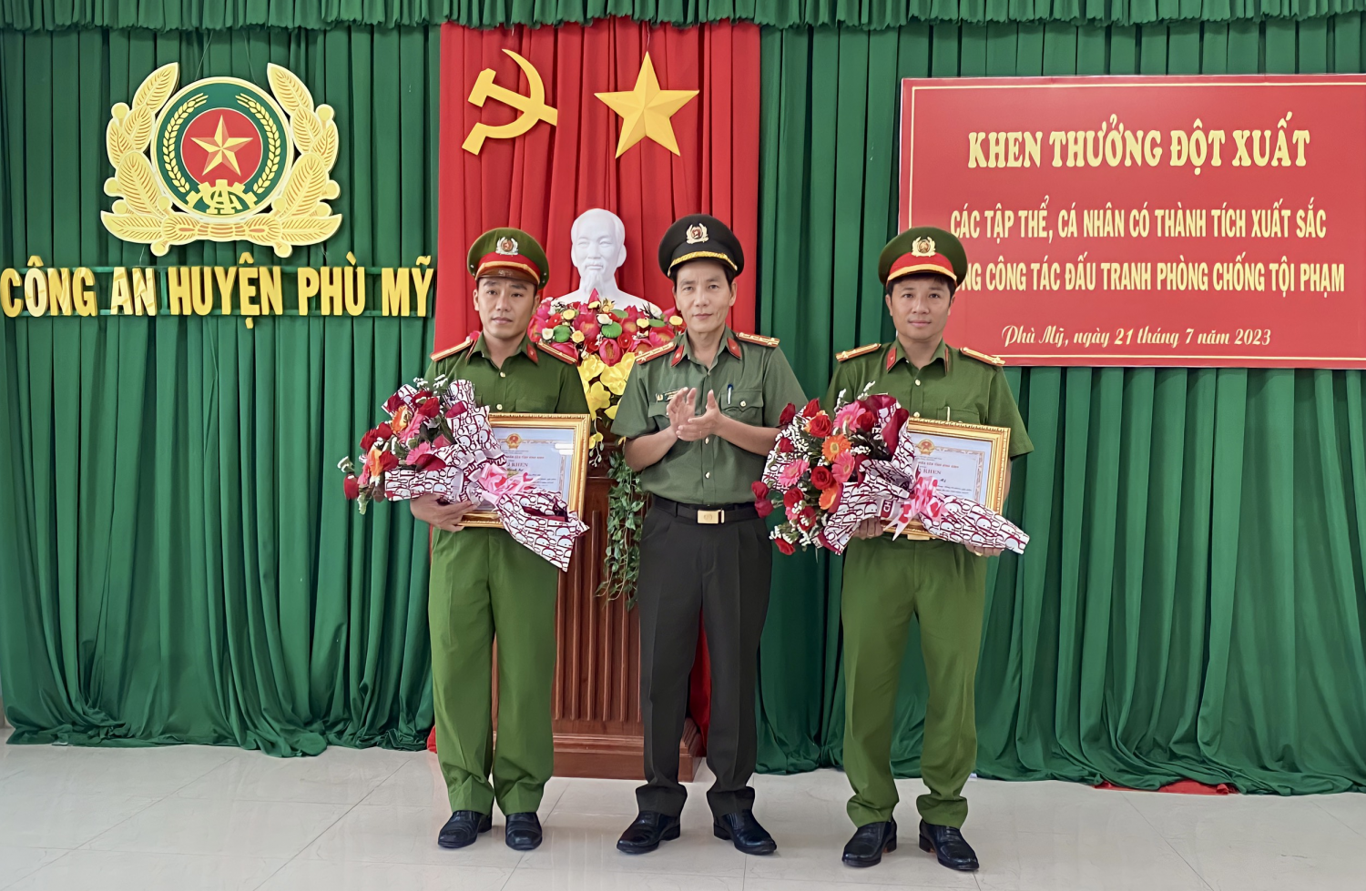 Đại tá Võ Đức Nguyện, Giám đốc Công an tỉnh trao Bằng khen của Chủ tịch UBND tỉnh cho  tập thể, cá nhân có thành tích đột xuất, xuất sắc trong công tác đấu tranh, phòng chống tội phạm