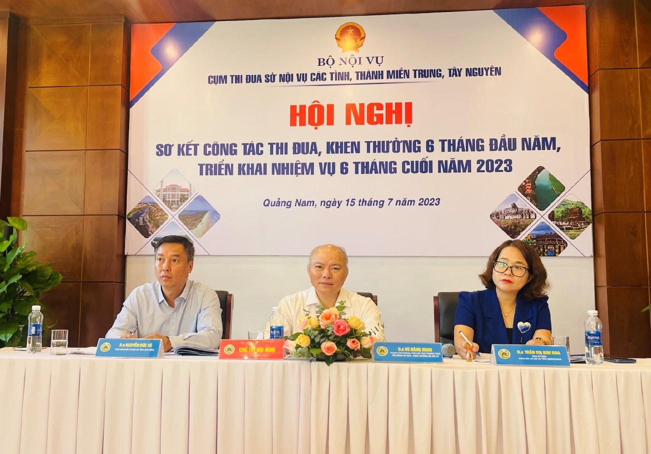 Chủ trì hội nghị