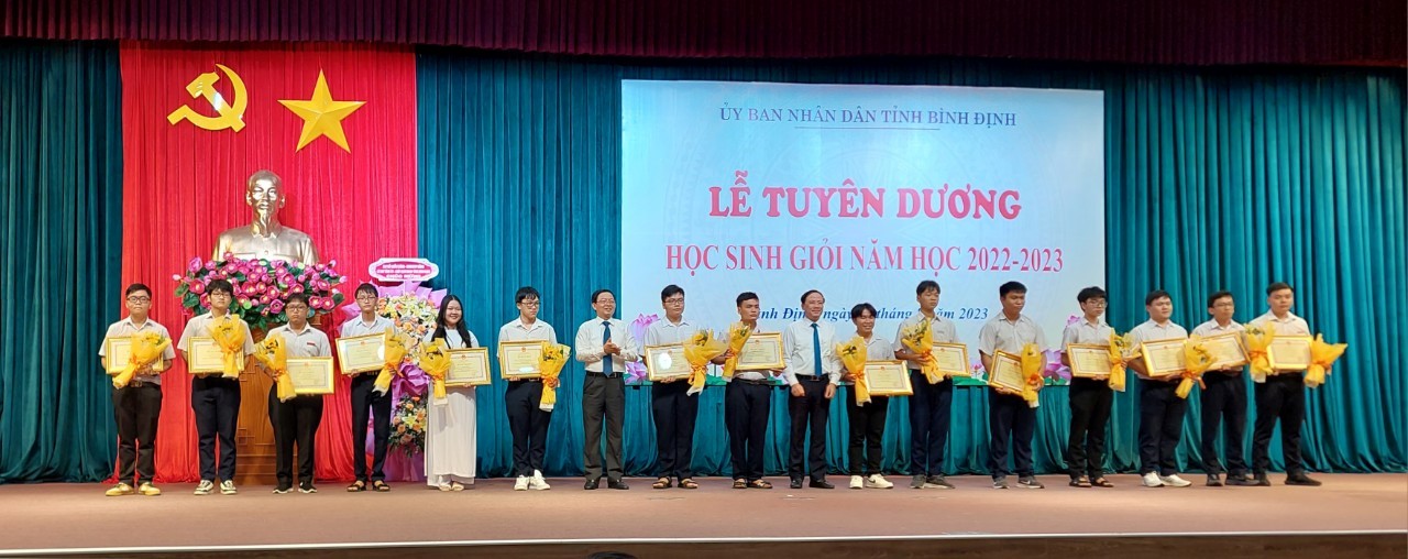 Ông Hồ Quốc Dũng, Ủy viên BCH TƯ Đảng, Bí thư Tỉnh ủy, Chủ tịch HĐND tỉnh; ông Phạm Anh Tuấn, Phó Bí thư tỉnh ủy, Chủ tịch UBND tỉnh trao tặng Bằng khen của Bộ trưởng Bộ Giáo dục và Đào tạo cho các học sinh đạt thành tích trong kỳ thi học sinh giỏi lớp 12
