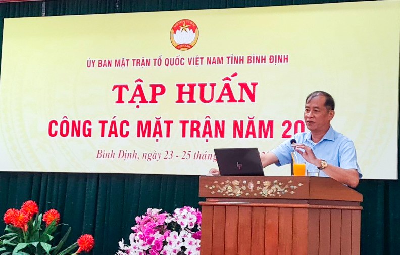 Đ/c Lê Minh Tuấn - Tỉnh ủy viên, Giám đốc Sở Nội vụ tỉnh báo cáo bài tại Hội nghị tập huấn