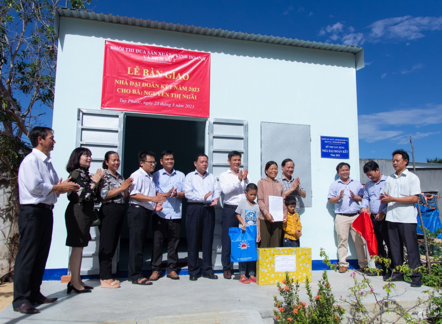 Khối thi đua Sản xuất - Kinh doanh và Dịch vụ 2 bàn giao nhà Đại đoàn kết cho hộ nghèo năm 2023.