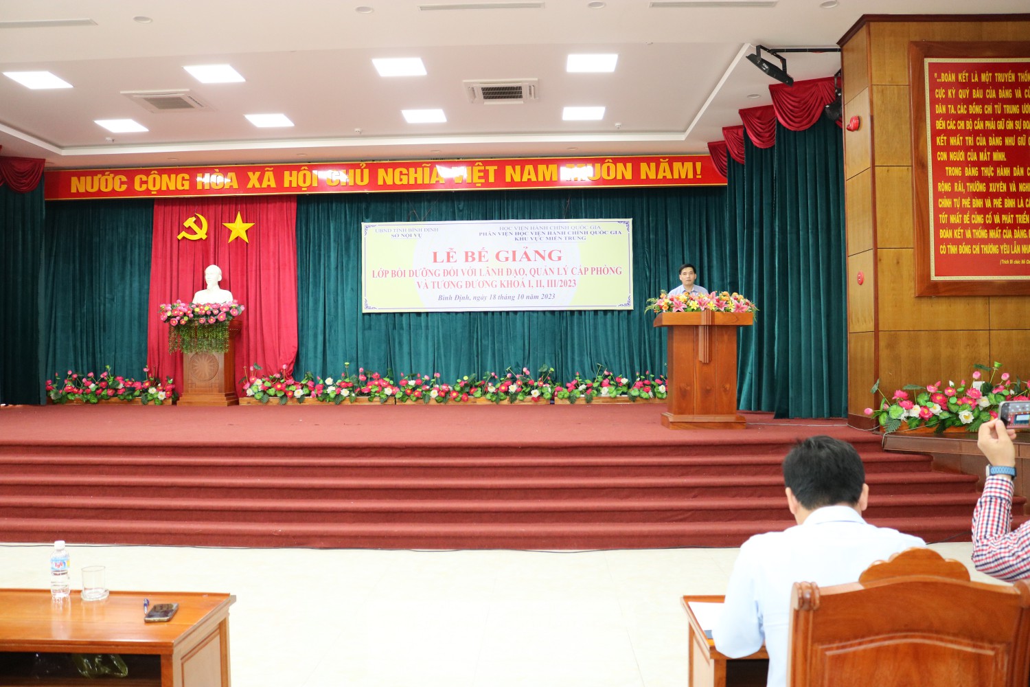 PGS. TS. Nguyễn Hoàng Hiển, Giám đốc Phân viện Học viện Hành chính Quốc gia khu vực Miền Trung phát biểu tại buổi lễ bế giảng