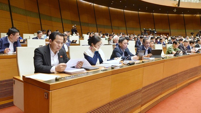 Đại biểu Quốc hội dự họp tại Hội trường Diên Hồng - Nhà Quốc hội