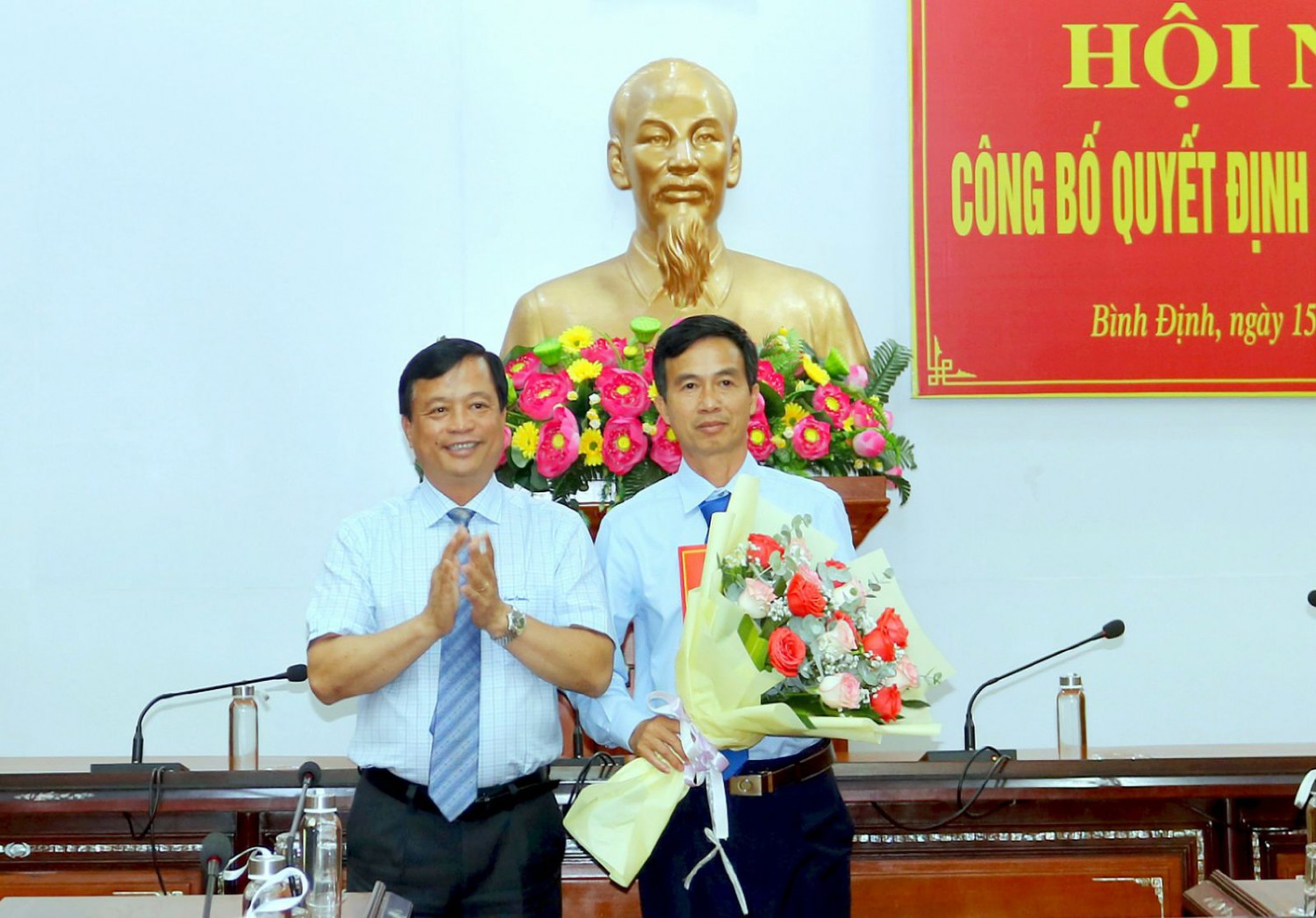 Phó Chủ tịch Thường trực UBND tỉnh Nguyễn Tuấn Thanh (trái) trao quyết định bổ nhiệm cho ông Bùi Tấn Thành.