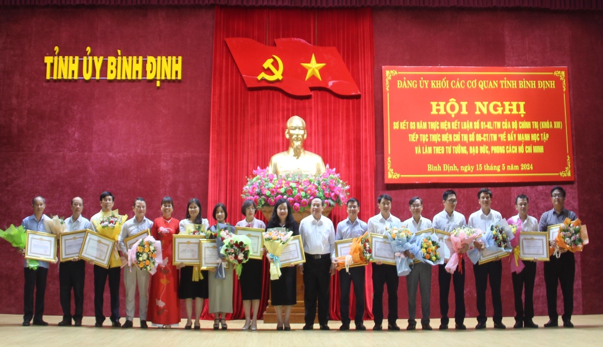 Đại diện các tập thể có thành tích xuất sắc trong “Học tập và làm theo tư tưởng, đạo đức, phong cách Hồ Chí Minh” nhận giấy khen của Đảng ủy Khối các cơ quan tỉnh