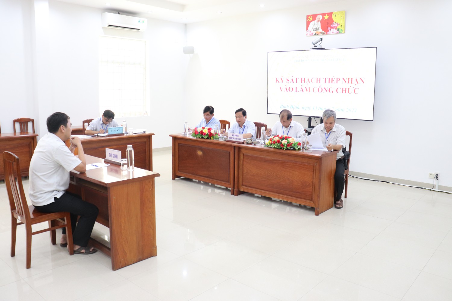 Tổ chức sát hạch tiếp nhận vào làm công chức.