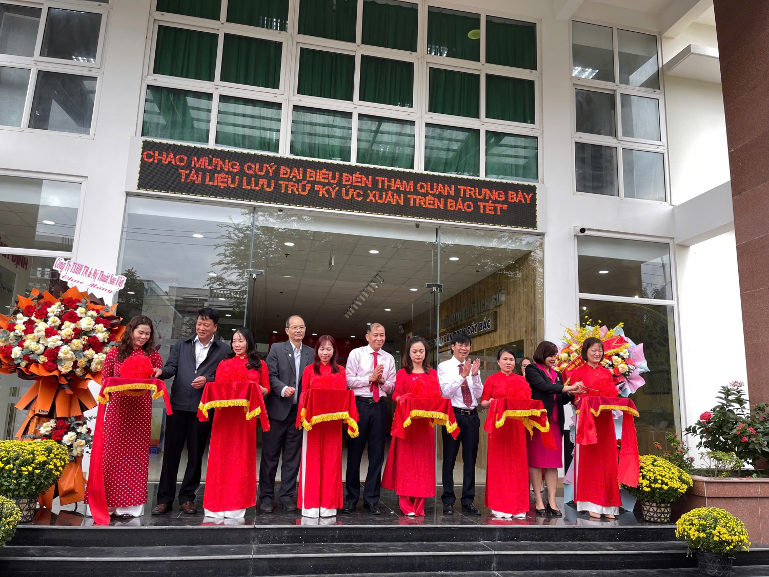Đại biểu cắt băng khai mạc Trưng bày tài liệu lưu trữ  “Ký ức Xuân trên báo Tết 1990 – 2020”
