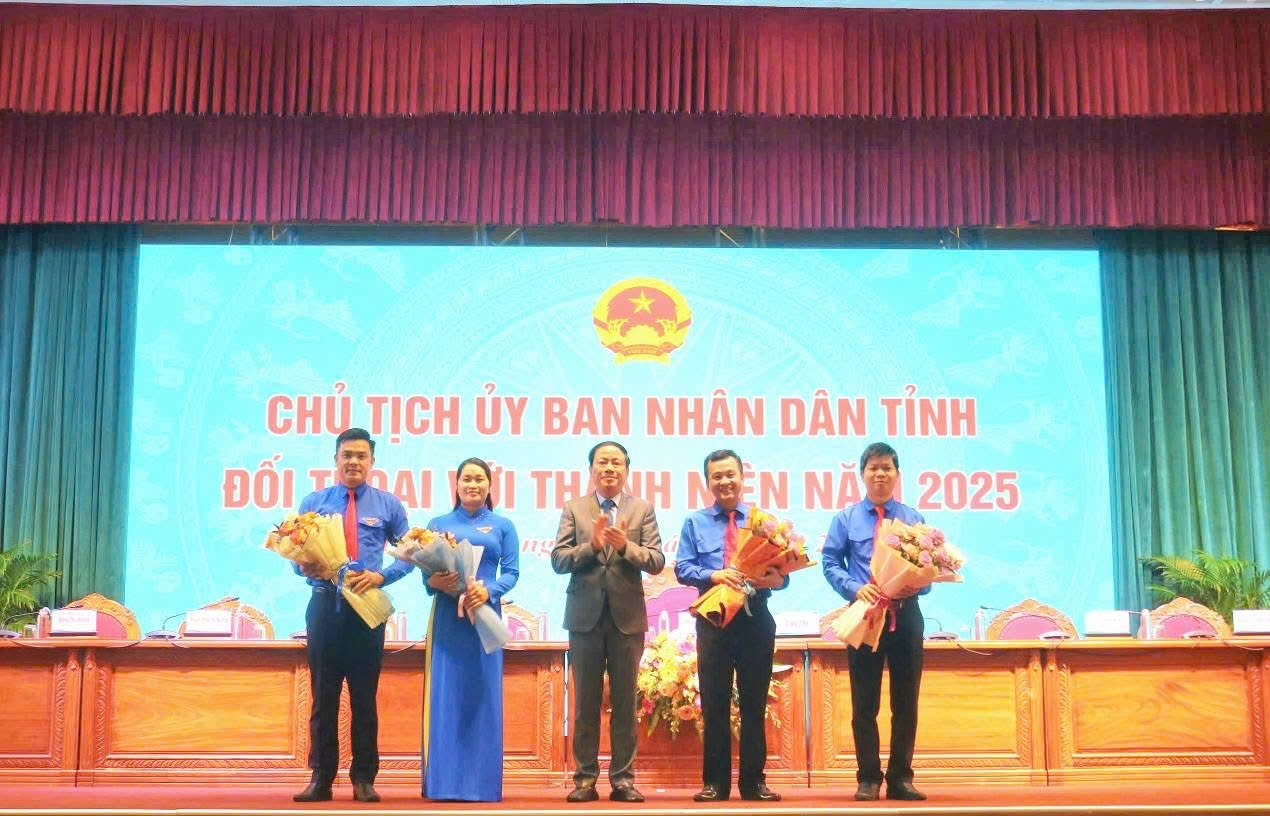 Đồng chí Phạm Anh Tuấn - Chủ tịch Ủy ban  nhân dân tỉnh tặng hoa cho Thường trực Tỉnh đoàn nhân kỷ niệm 94 năm Ngày thành lập Đoàn TNCS Hồ Chí Minh