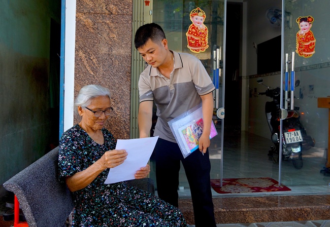 Đại diện Tổ lấy ý kiến cử tri khu phố 11, phường Đống Đa, TP Quy Nhơn lấy ý kiến đại diện hộ gia đình về Đề án sắp xếp tỉnh Gia Lai với tỉnh Bình Định và Đề án sắp xếp đơn vị hành chính cấp xã. (Ảnh: Báo Bình Định)