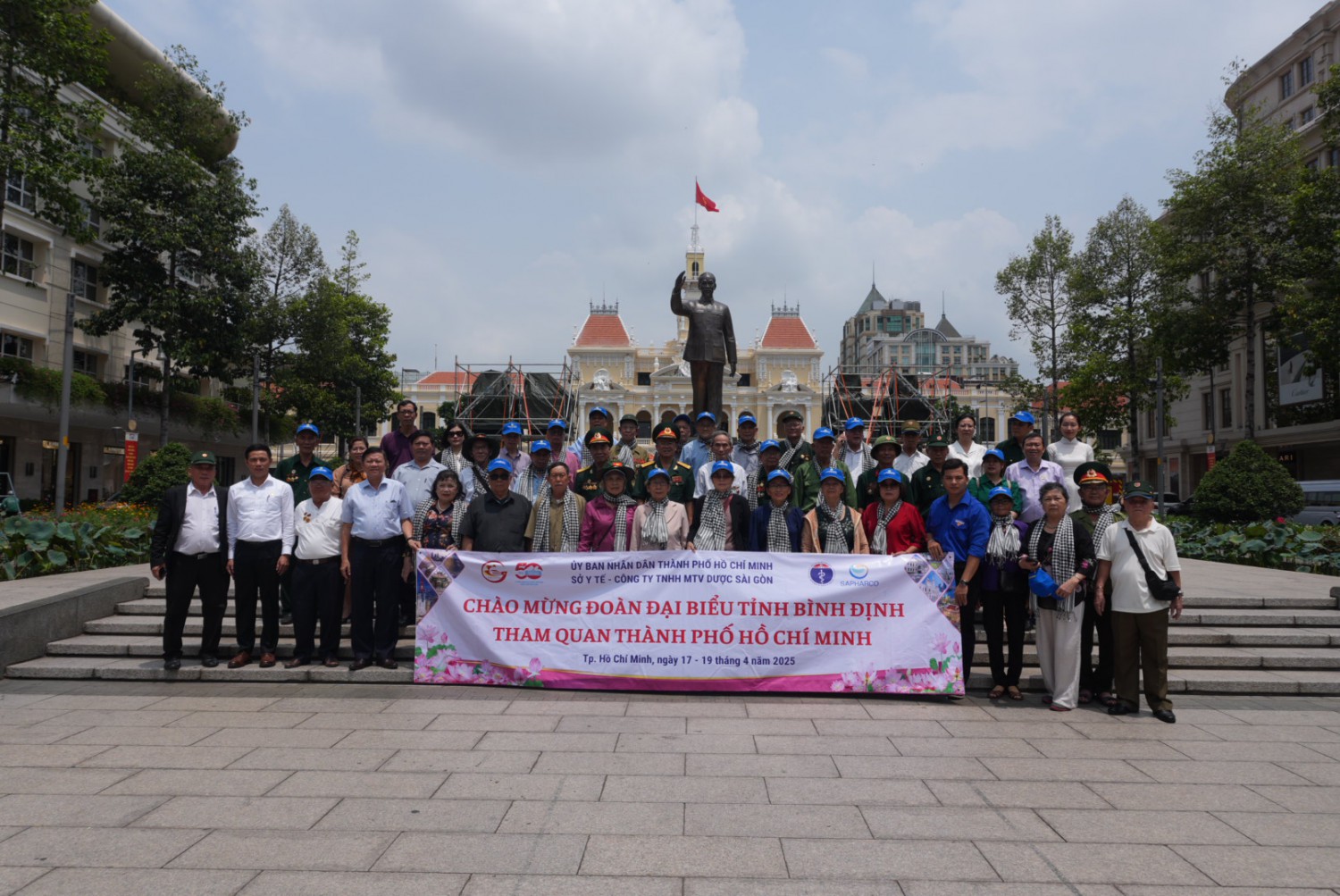 Đoàn đại biểu chụp ảnh lưu niệm tại Tượng đài Bác Hồ, thể hiện lòng thành kính và tri ân đối với lãnh tụ vĩ đại của dân tộc.