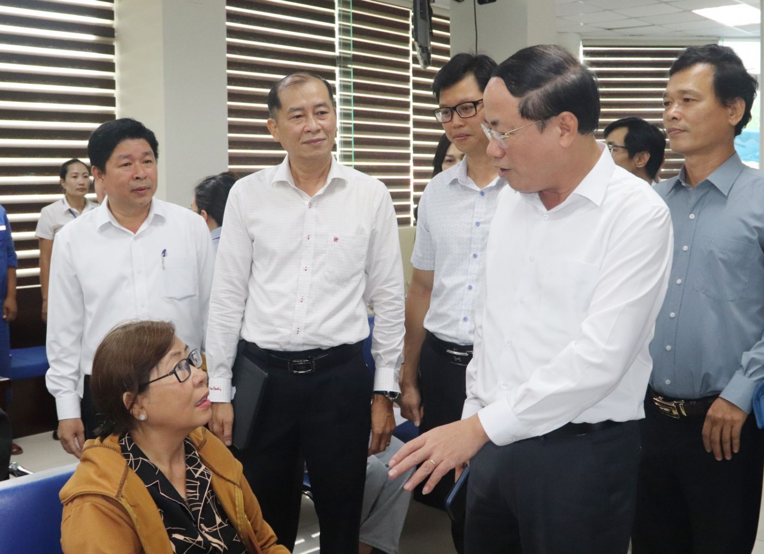 Chủ tịch UBND tỉnh Phạm Anh Tuấn (thứ nhất bên phải) hỏi thăm công dân đến làm thủ tục giải quyết thủ tục hành chính tại Trung tâm Phục vụ hành chính công tỉnh