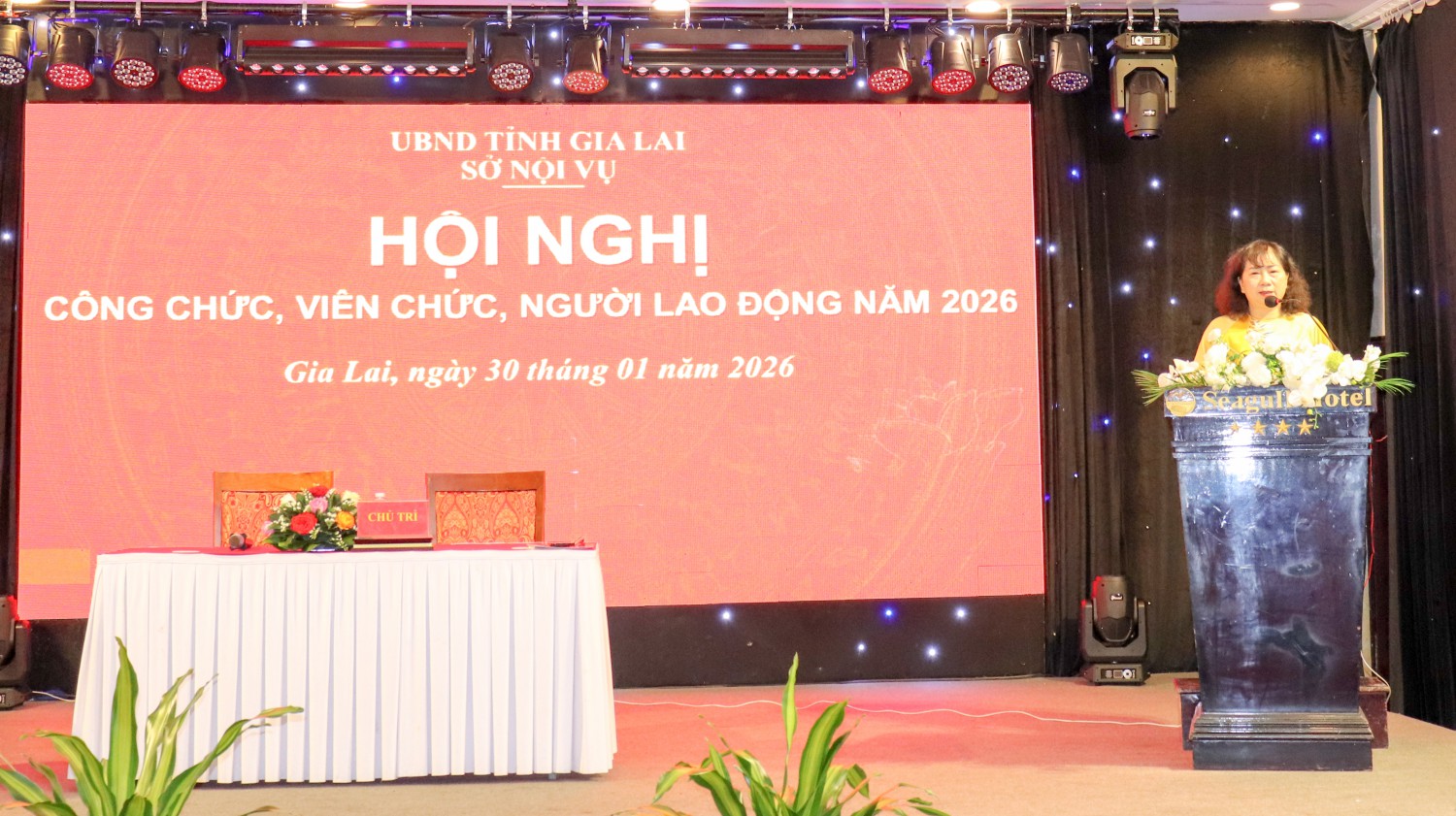 Đồng chí Phạm Thị Tố Hải, Ủy viên Ban Thường vụ Tỉnh ủy, Phó Trưởng ban Ban Tổ chức Tỉnh ủy, Giám đốc Sở Nội vụ phát biểu tại Hội nghị