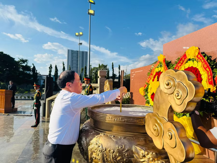 Lãnh đạo tỉnh Gia Lai dâng hoa, dâng hương tại Tượng đài Nguyễn Sinh Sắc - Nguyễn Tất Thành và Nghĩa trang Liệt sĩ Quy Nhơn.