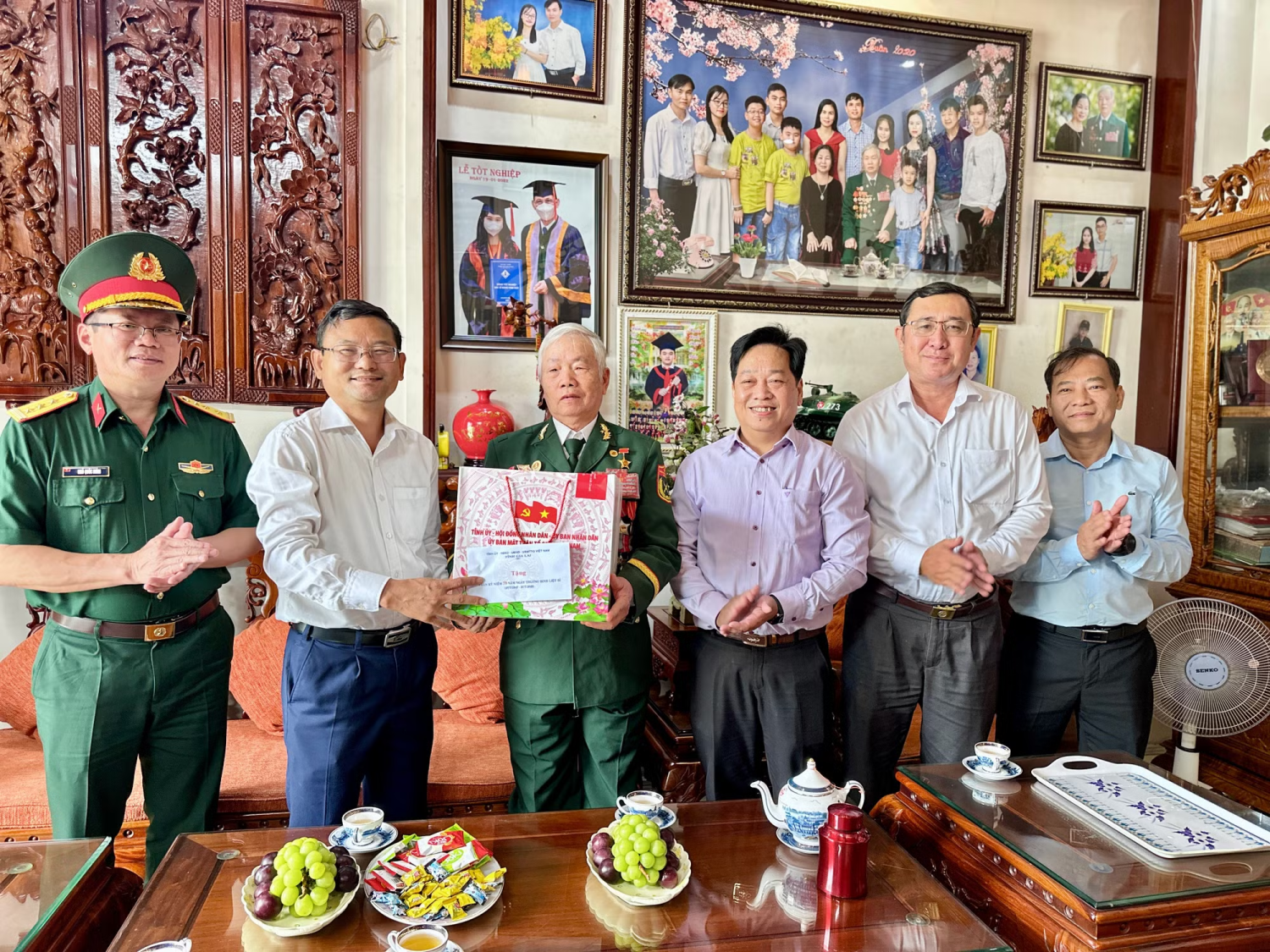 Phó Chủ tịch UBND tỉnh Nguyễn Tự Công Hoàng (thứ 2 từ trái sang) thăm Anh hùng Lực lượng vũ trang nhân dân Nguyễn Văn Nhương. Ảnh: Hà Duy
