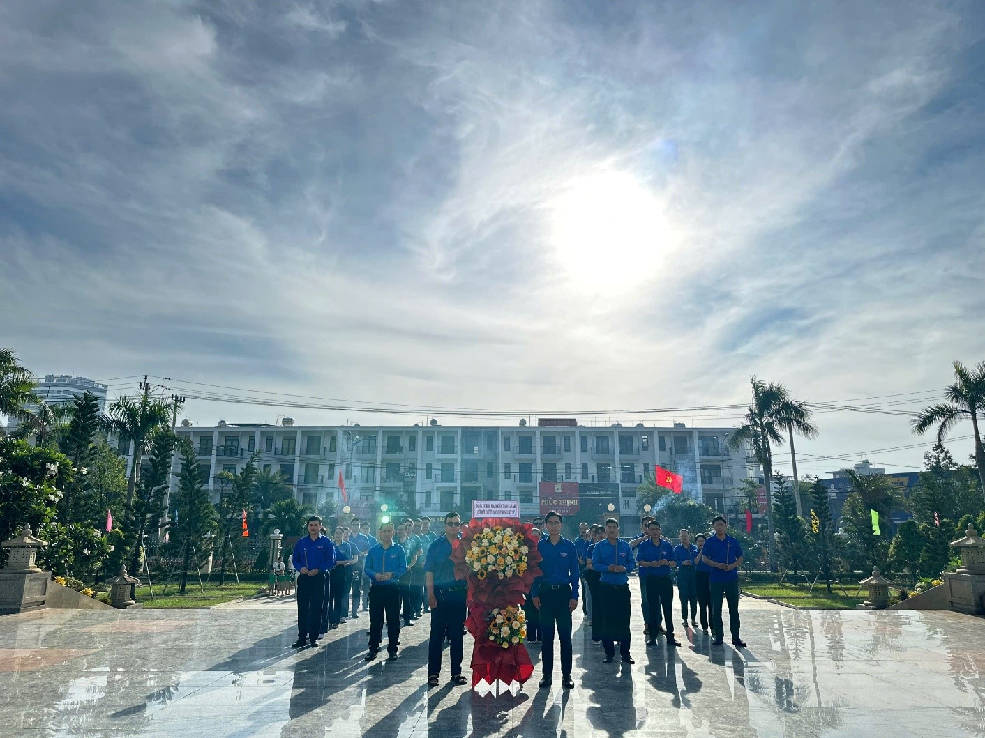 Tuổi trẻ Đoàn UBND tỉnh và các đơn vị dâng hoa tại Nghĩa trang liệt sĩ