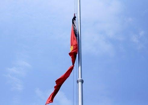 Treo cờ rủ trong thời gian Quốc tang đồng chí Xay-xổm-phon Phôm-vi-hản